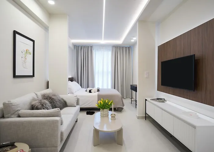 Thalpos 4 Chic Centrally Located